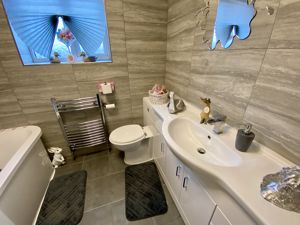 Family Bathroom/WC- click for photo gallery